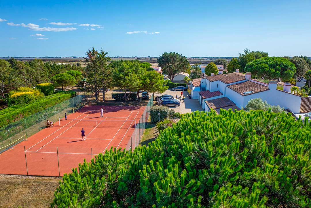 Court de tennis à l'Hôtel Fleur de Sel à Noirmoutier